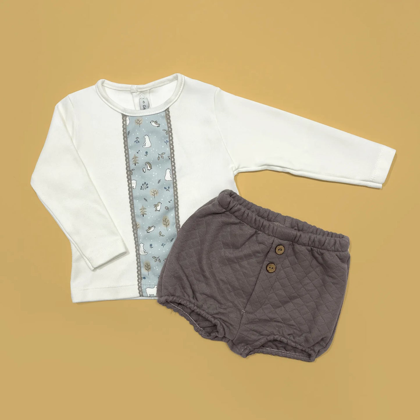 Conjunto de niño de camiseta blanca con faja decorativa y cubrepañal gris
