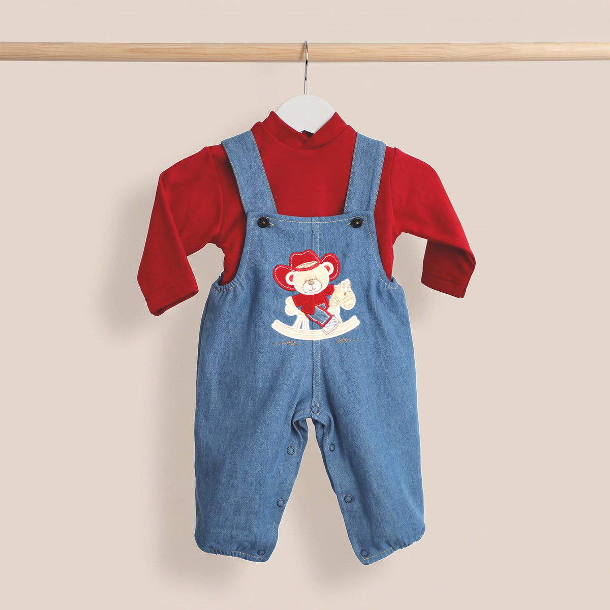 Conjunto de menino de jardineira de ganga com camisola com motivo ursinho cowboy vermelho