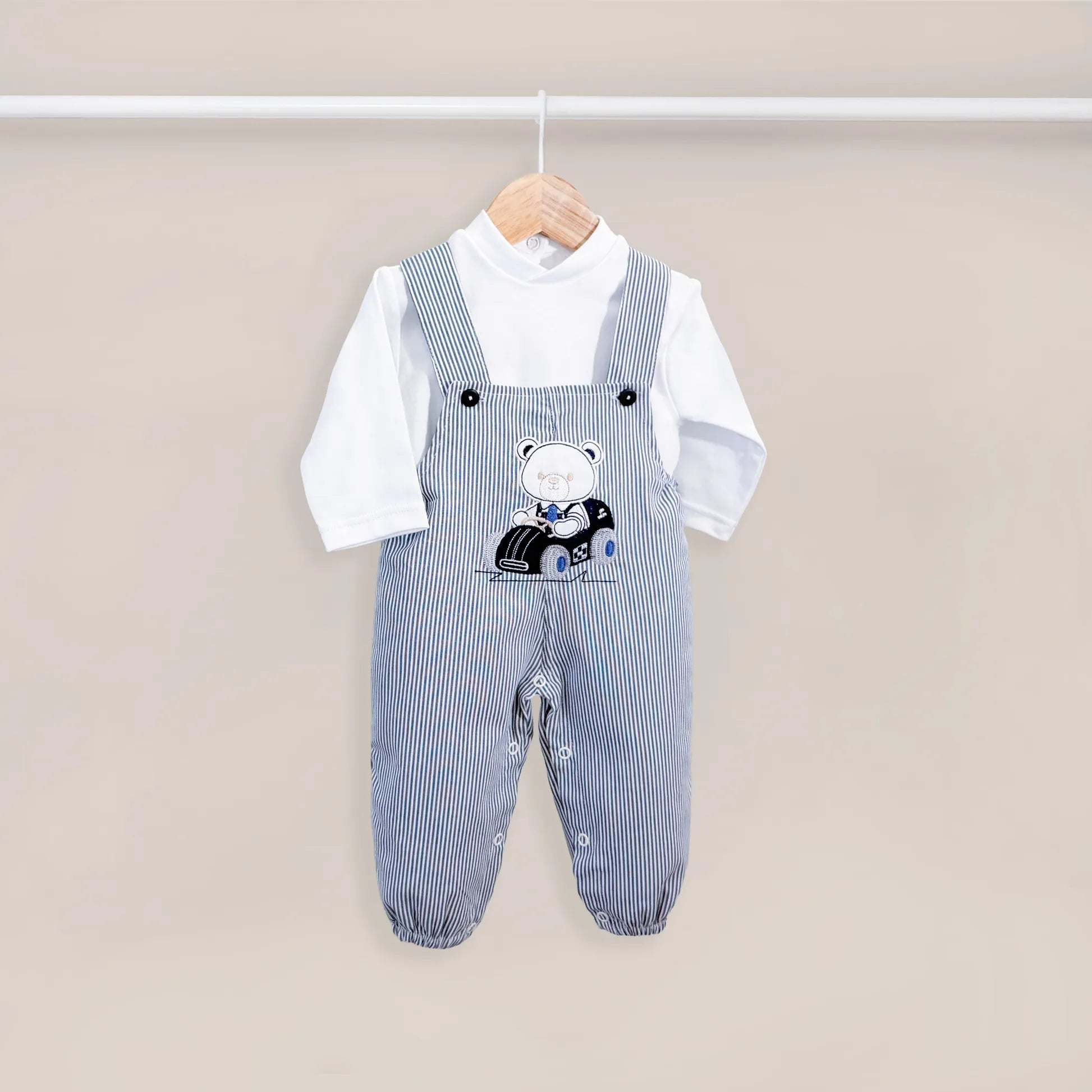 Conjunto de niño de peto a rayas con motivo bordado de osito marino