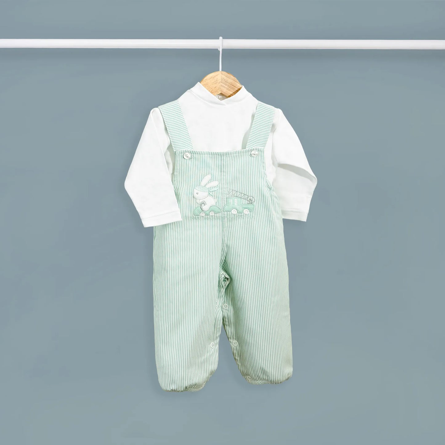 Conjunto de niño de peto a rayas con motivo bordado de conejito verde