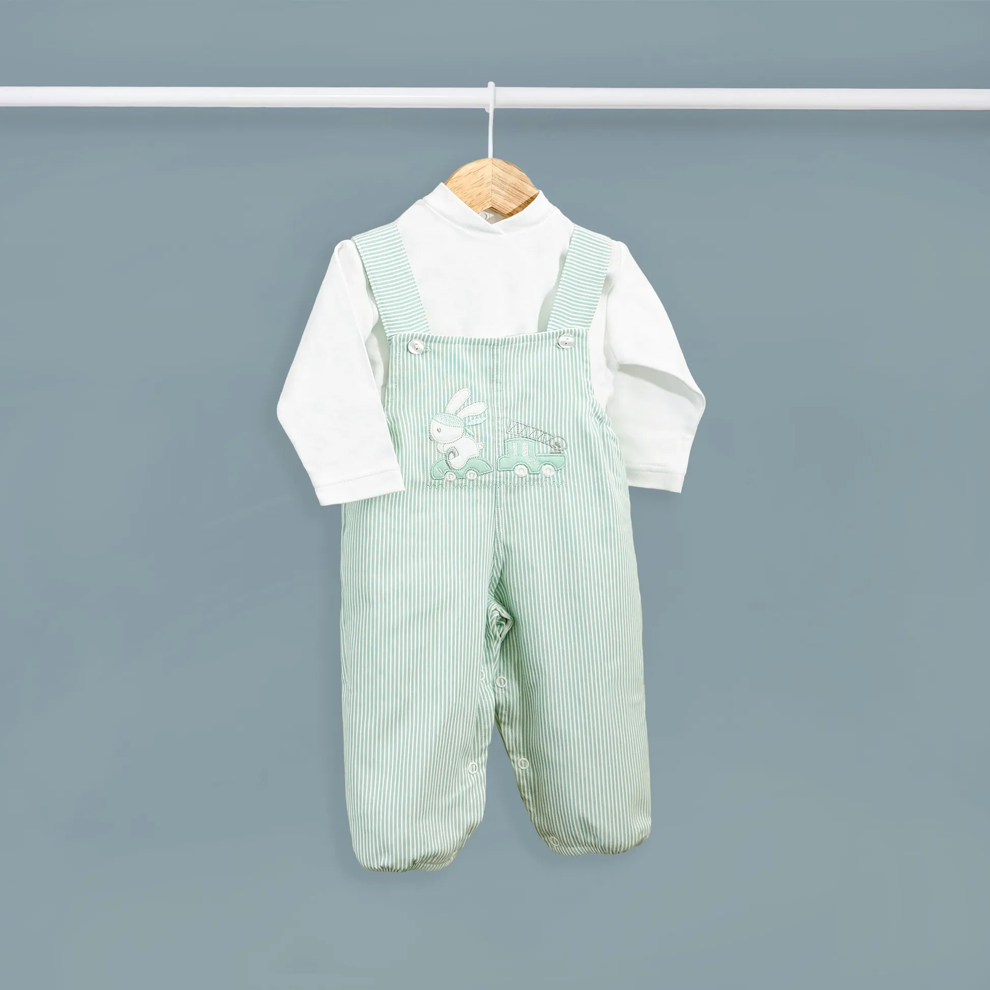 Conjunto de niño de peto a rayas con motivo bordado de conejito verde