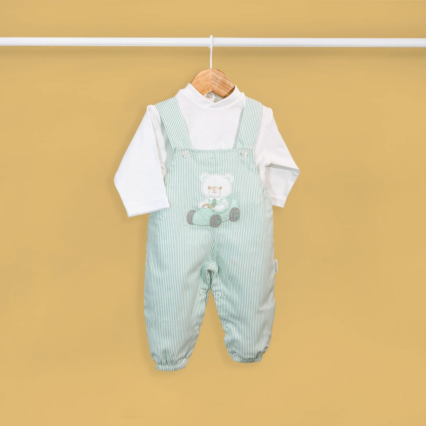 Conjunto de niño de peto a rayas con motivo bordado de osito verde