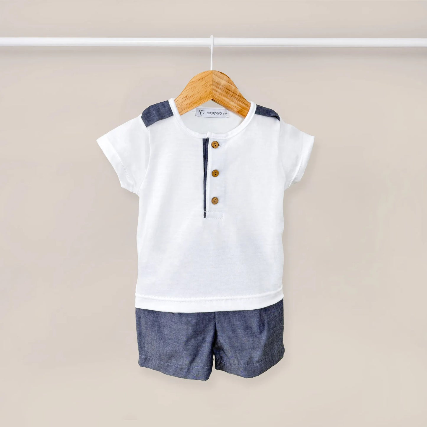 Conjunto de niño de camiseta con botones y pantalón corto de tela marino
