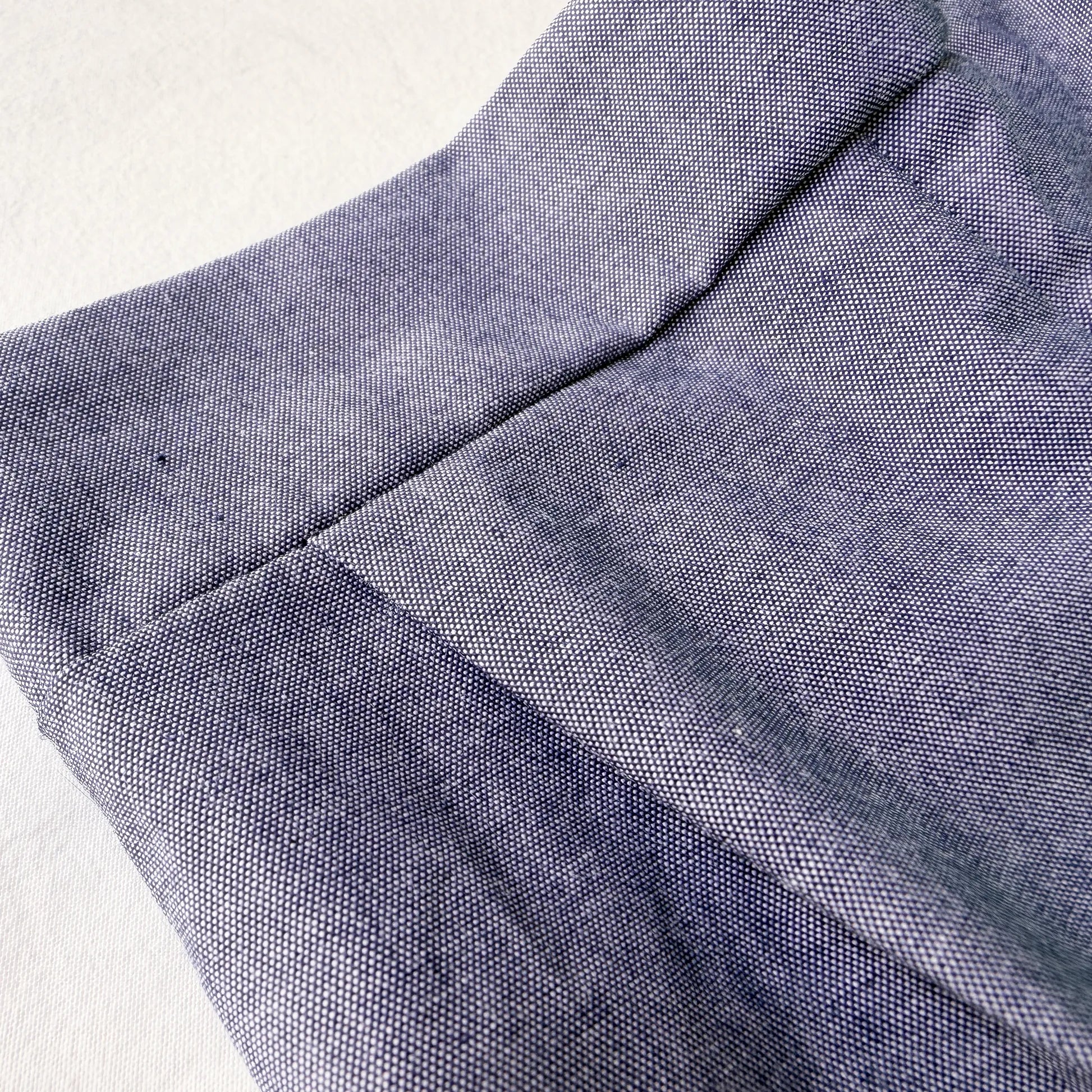 Detalle de conjunto de niño de camiseta con botones y pantalón corto de tela marino