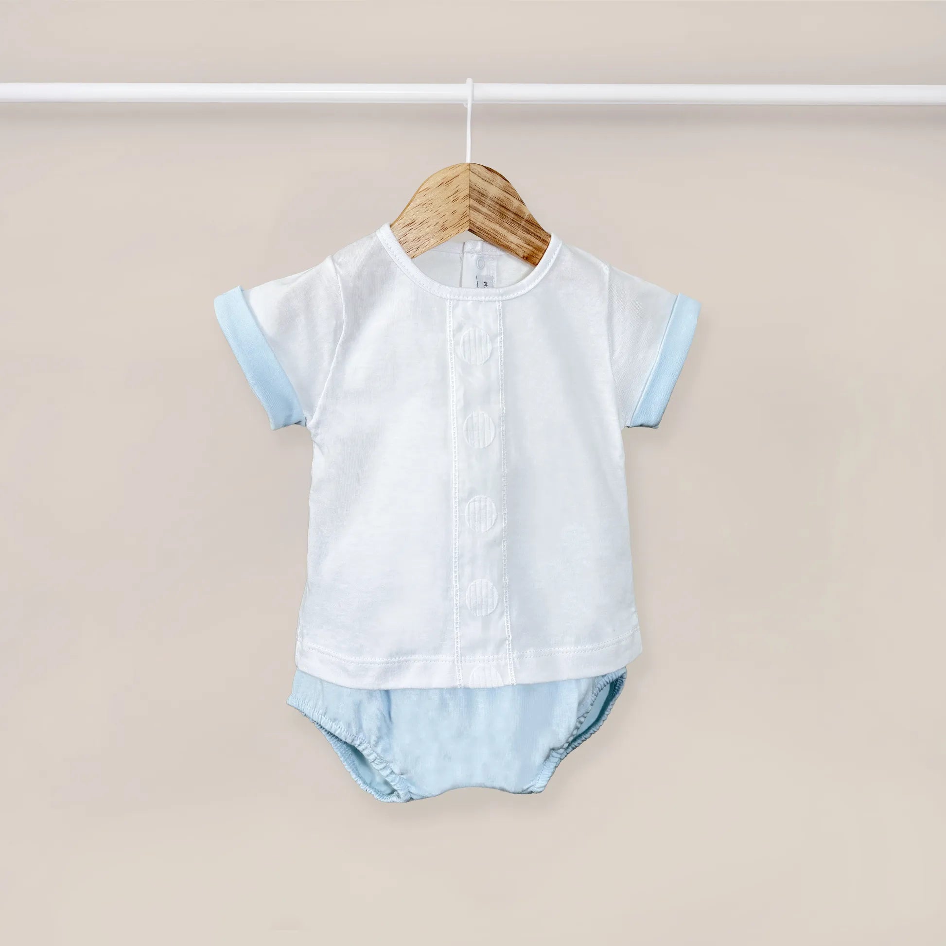 Conjunto de niño de camiseta con tira decorativa bordada y cubrepañal azul