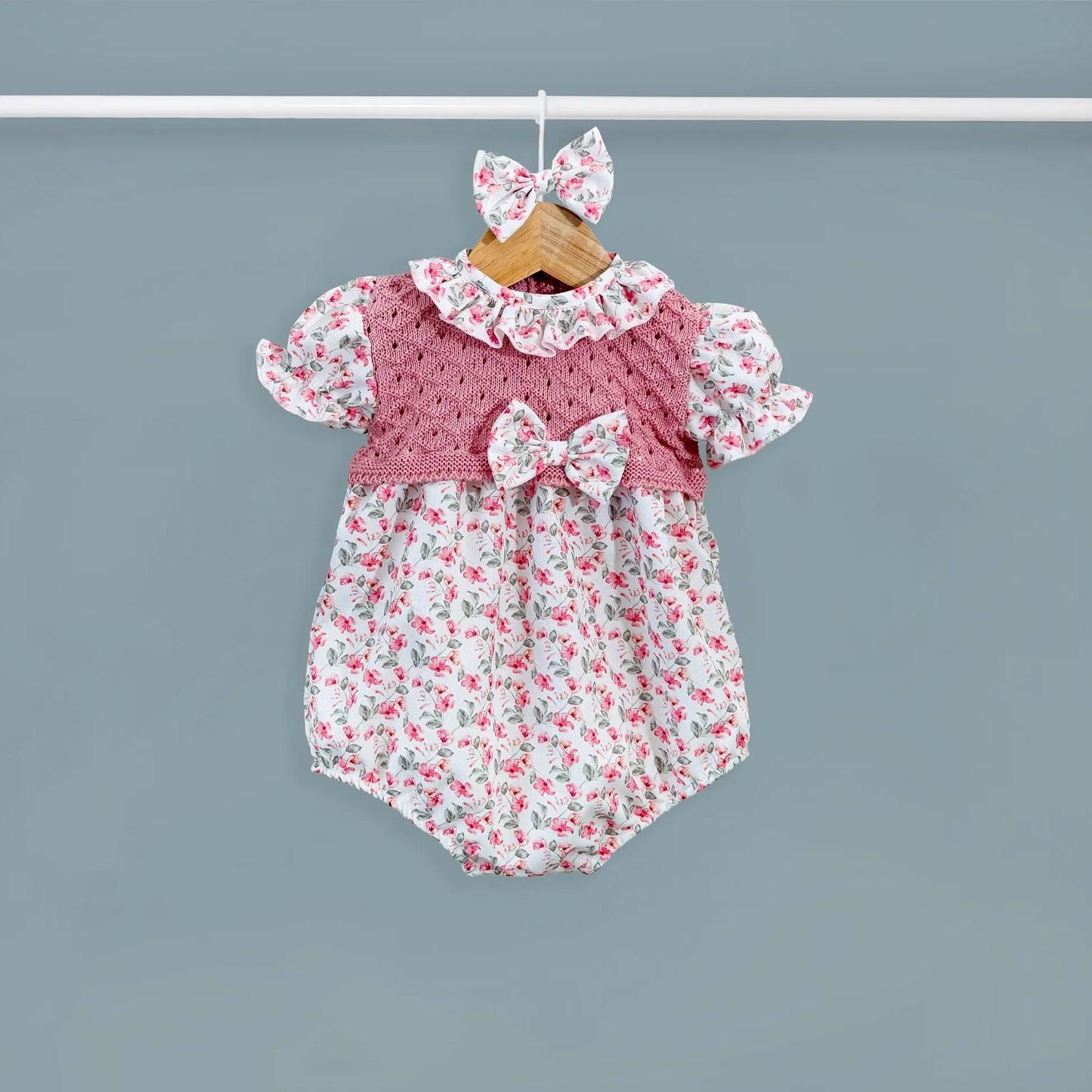 Ranita de niña de estampado floral con volante en el cuello y lazo en la frente
