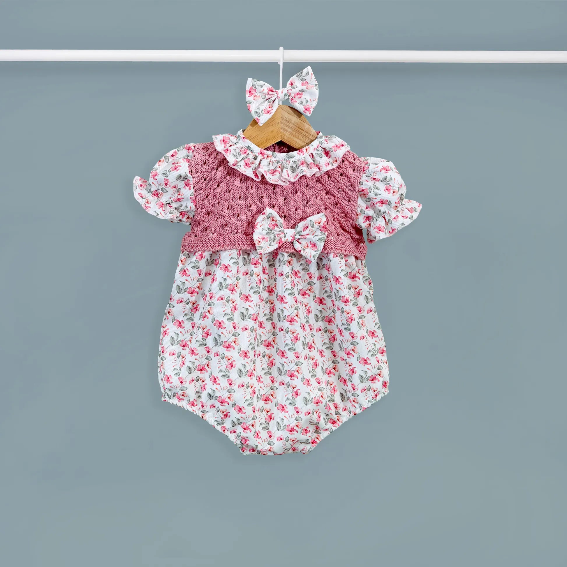 Ranita de niña de estampado floral con volante en el cuello y lazo en la frente