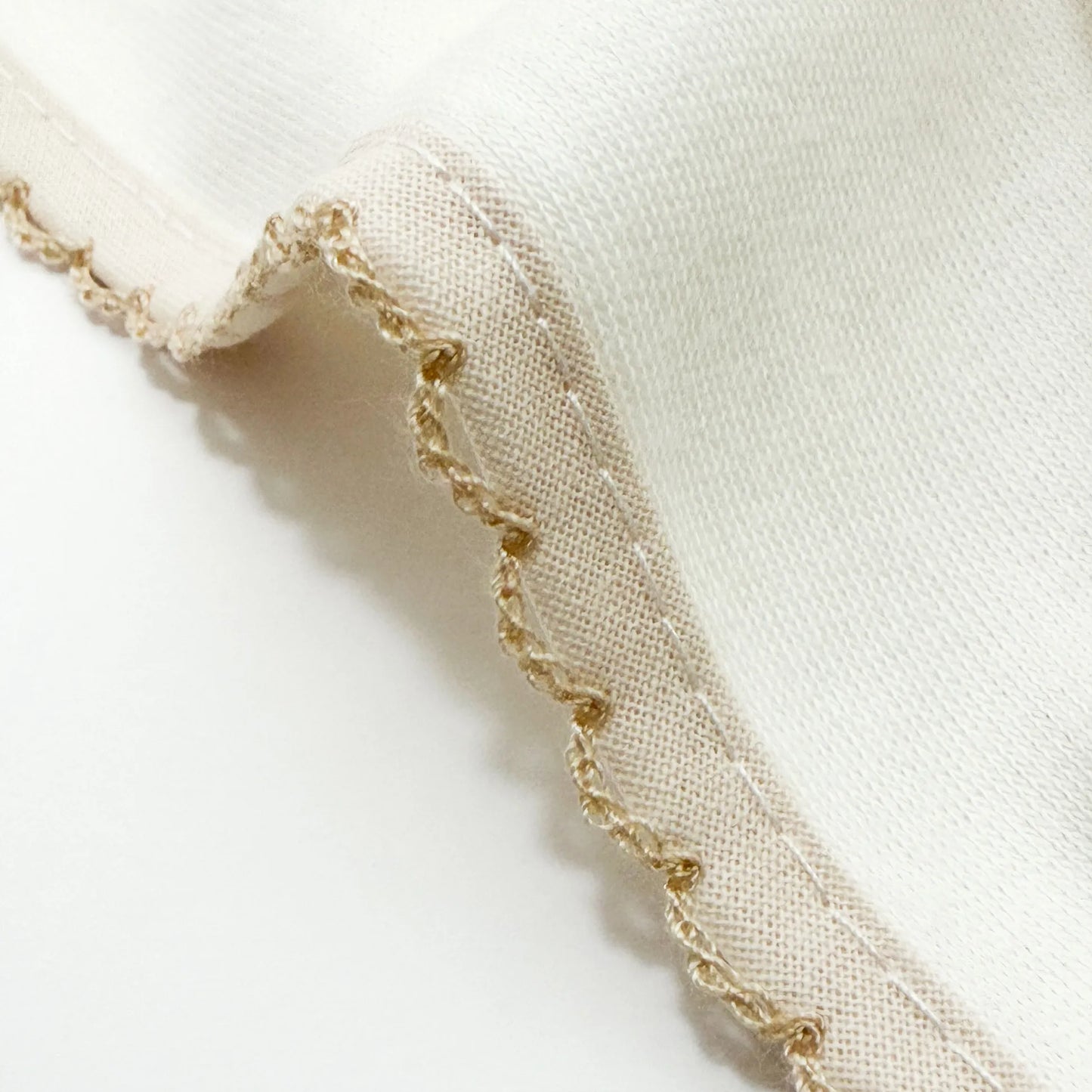 Detalle de paño para eructar con motivo de conejo en relieve perla