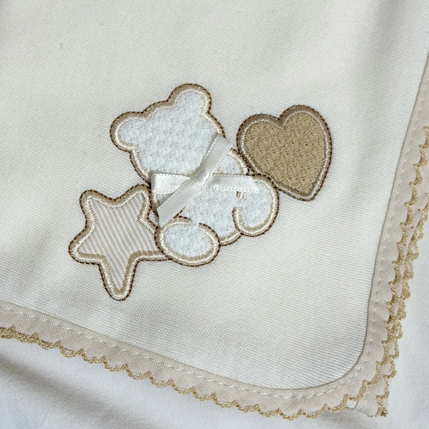 Detalle de paño para eructar con motivo de osito entre estrella y corazón perla