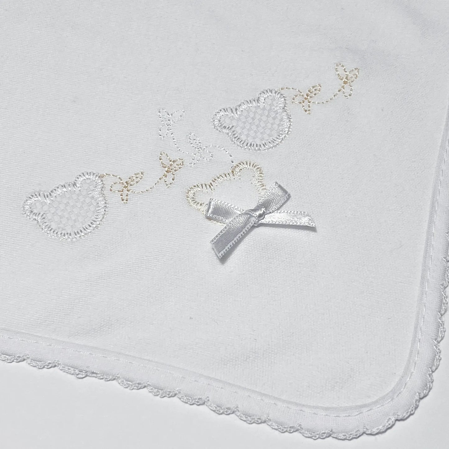 Detalle de paño para eructar con motivo de ositos con lunares blanco