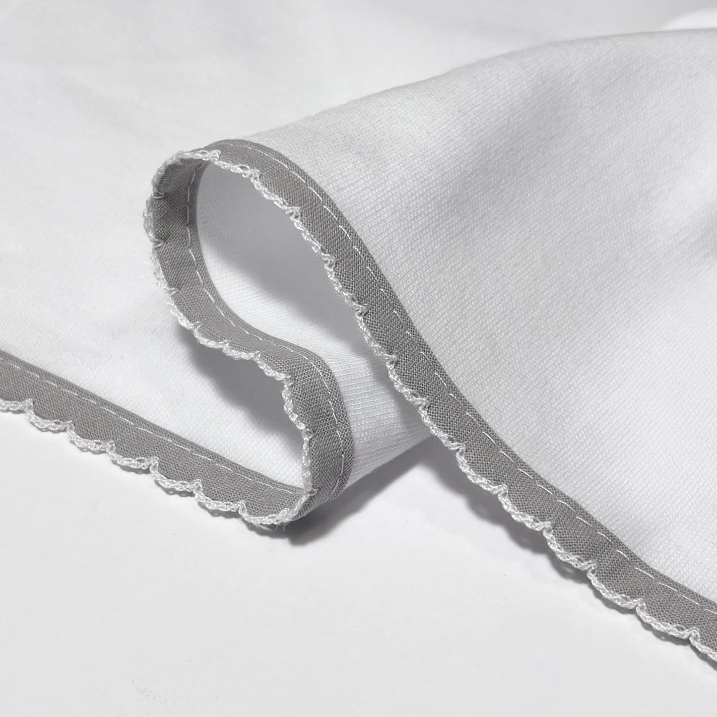 Detalle de paño para eructar con motivo de ositos con lunares gris