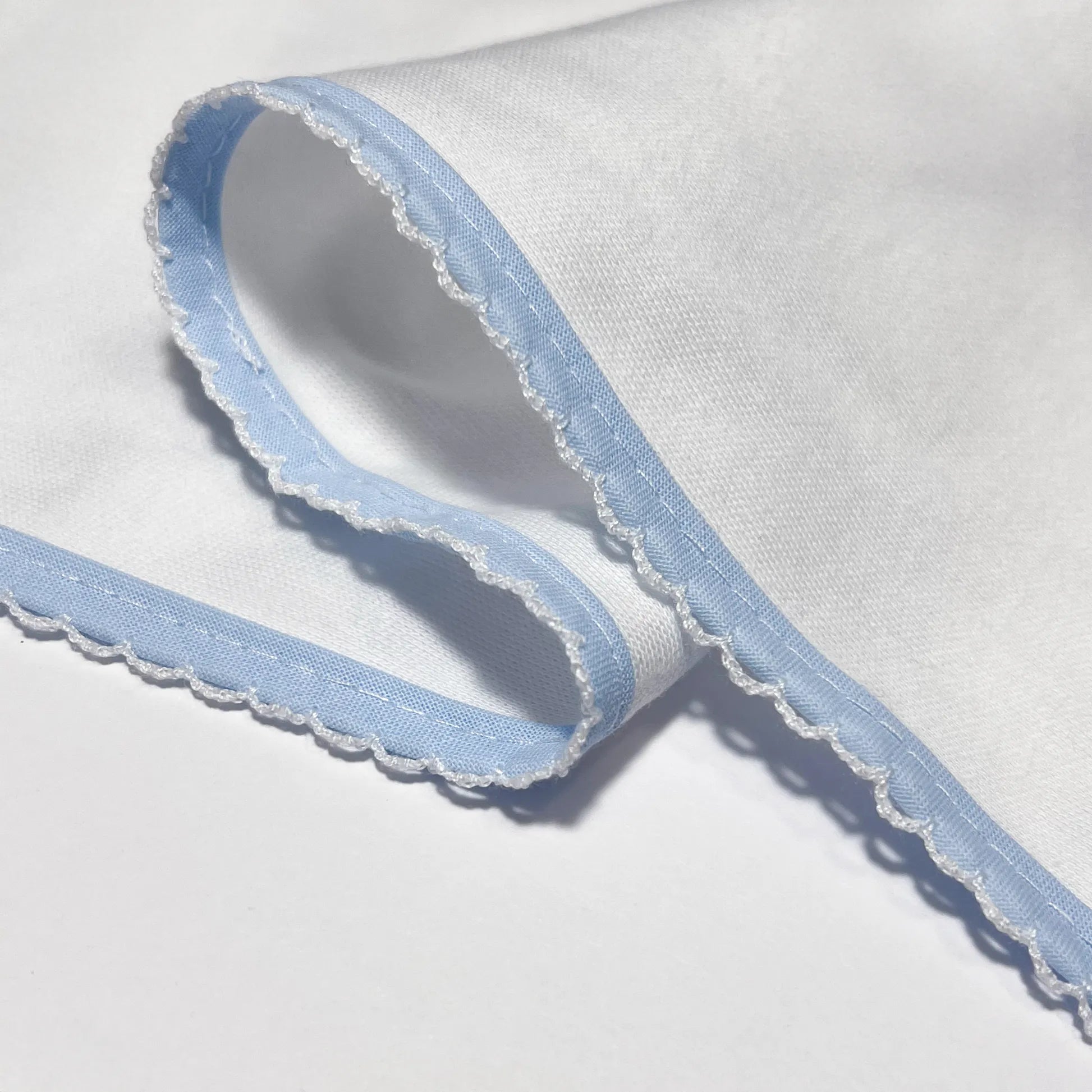 Detalle de paño para eructar con motivo de ositos de punto y lazito azul