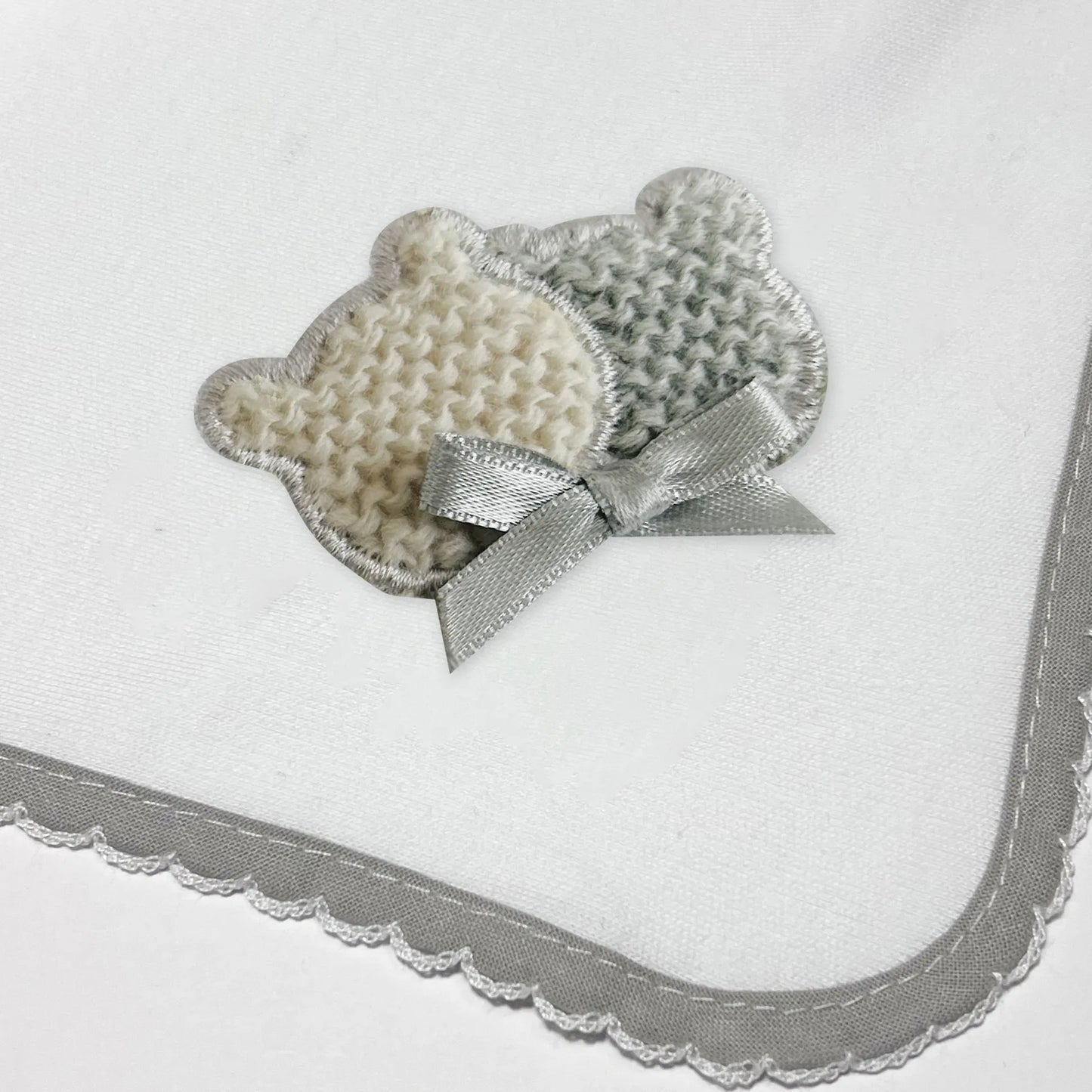 Detalle de paño para eructar con motivo de ositos de punto y lazito gris