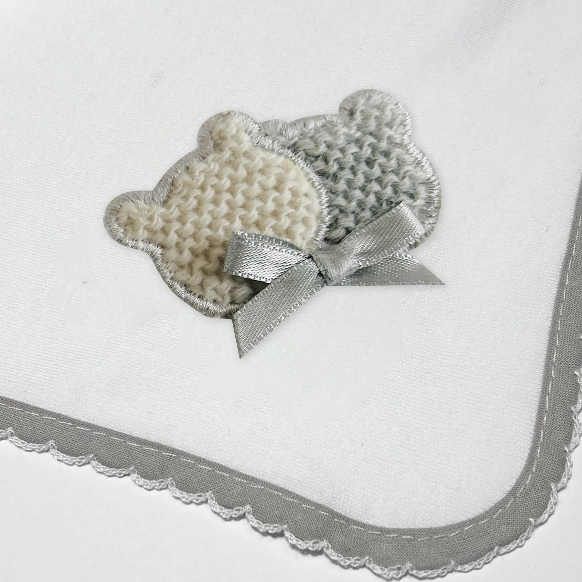 Detalle de paño para eructar con motivo de ositos de punto y lazito gris