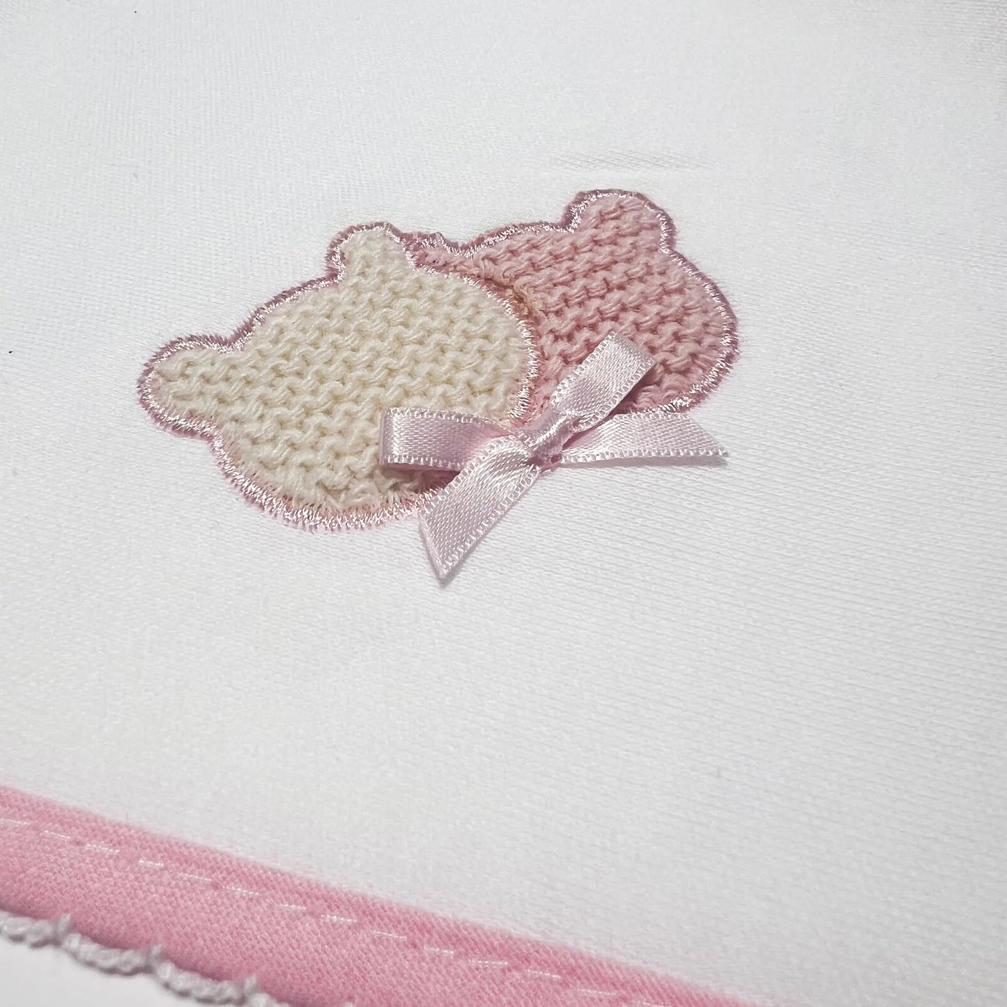 Detalle de paño para eructar con motivo de ositos de punto y lazito rosa