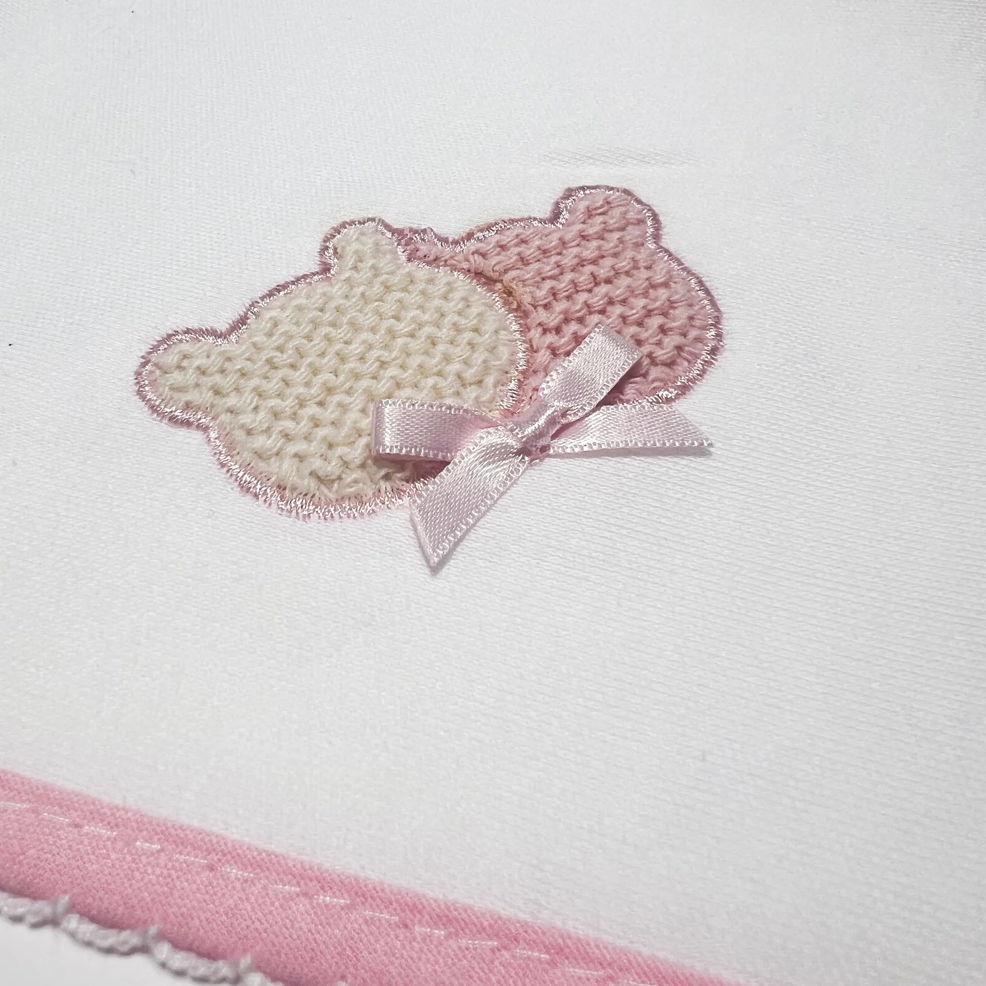 Detalle de paño para eructar con motivo de ositos de punto y lazito rosa
