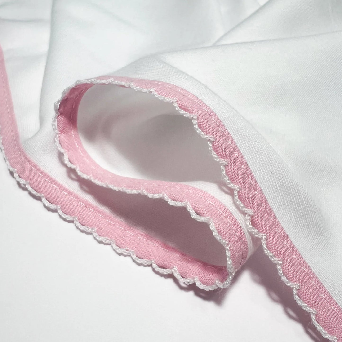 Detalle de paño para eructar con motivo de ositos de punto y lazito rosa