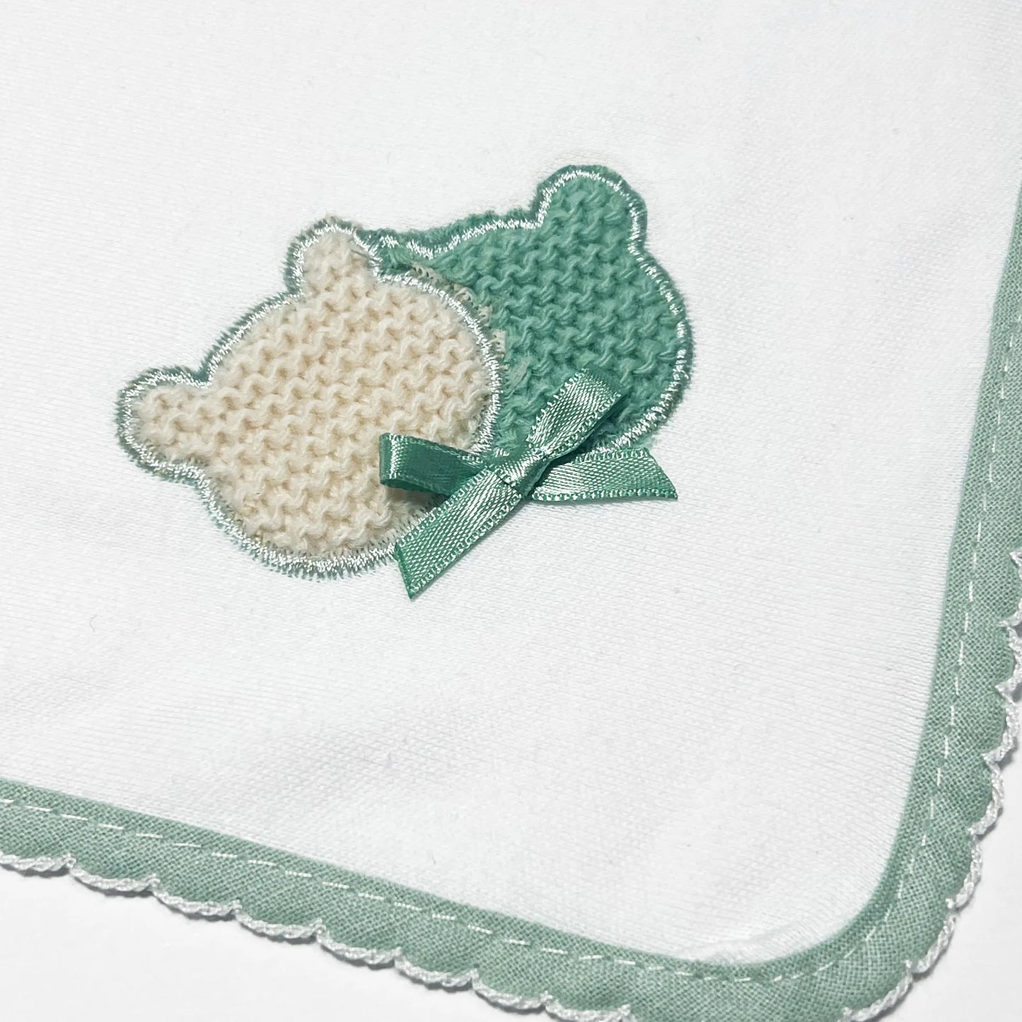 Detalle de paño para eructar con motivo de ositos de punto y lazito verde
