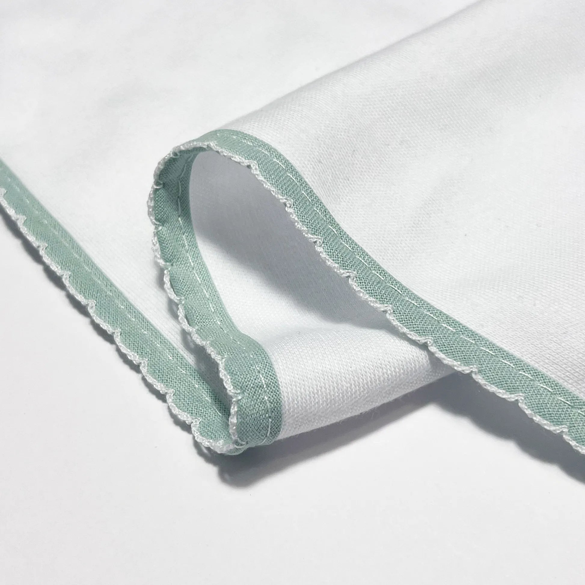 Detalle de paño para eructar con motivo de ositos de punto y lazito verde