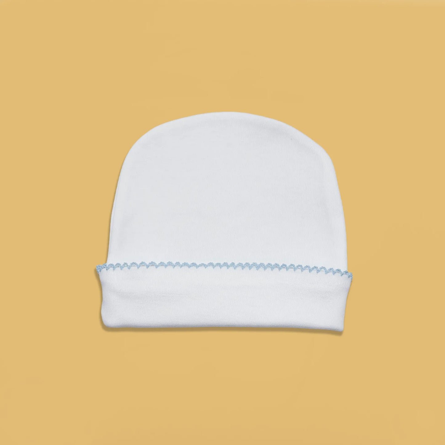Gorro blanco con puntilla de color en el doblez azul