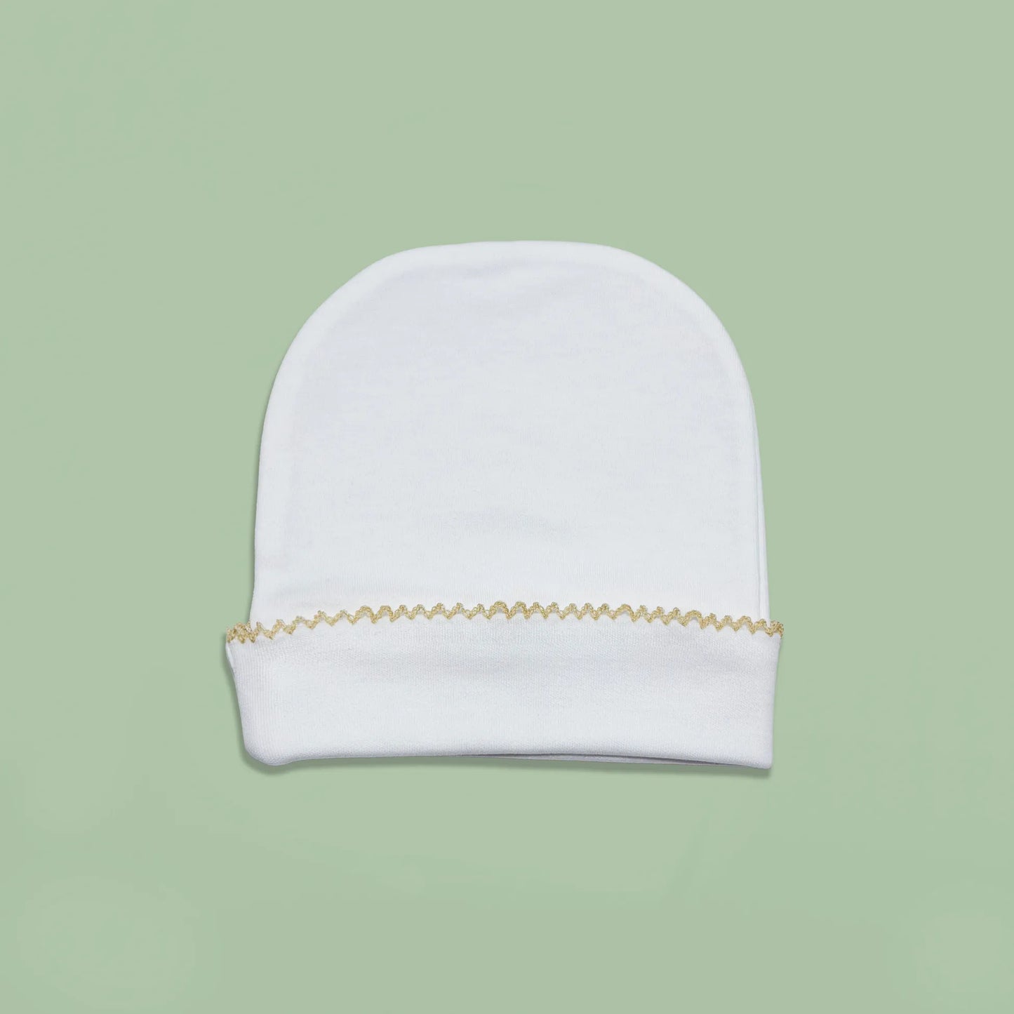 Gorro blanco con puntilla de color en el doblez beige