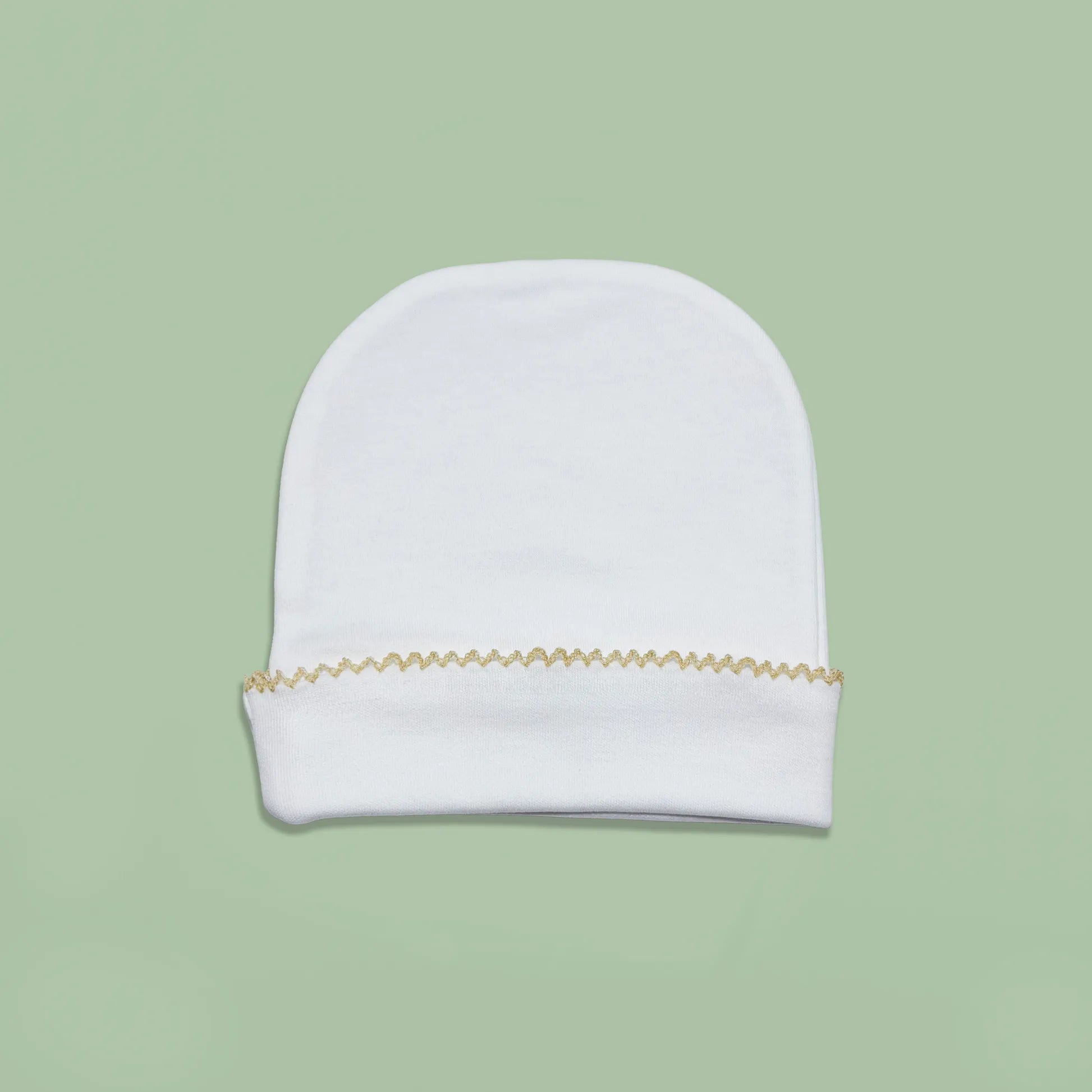 Gorro blanco con puntilla de color en el doblez beige