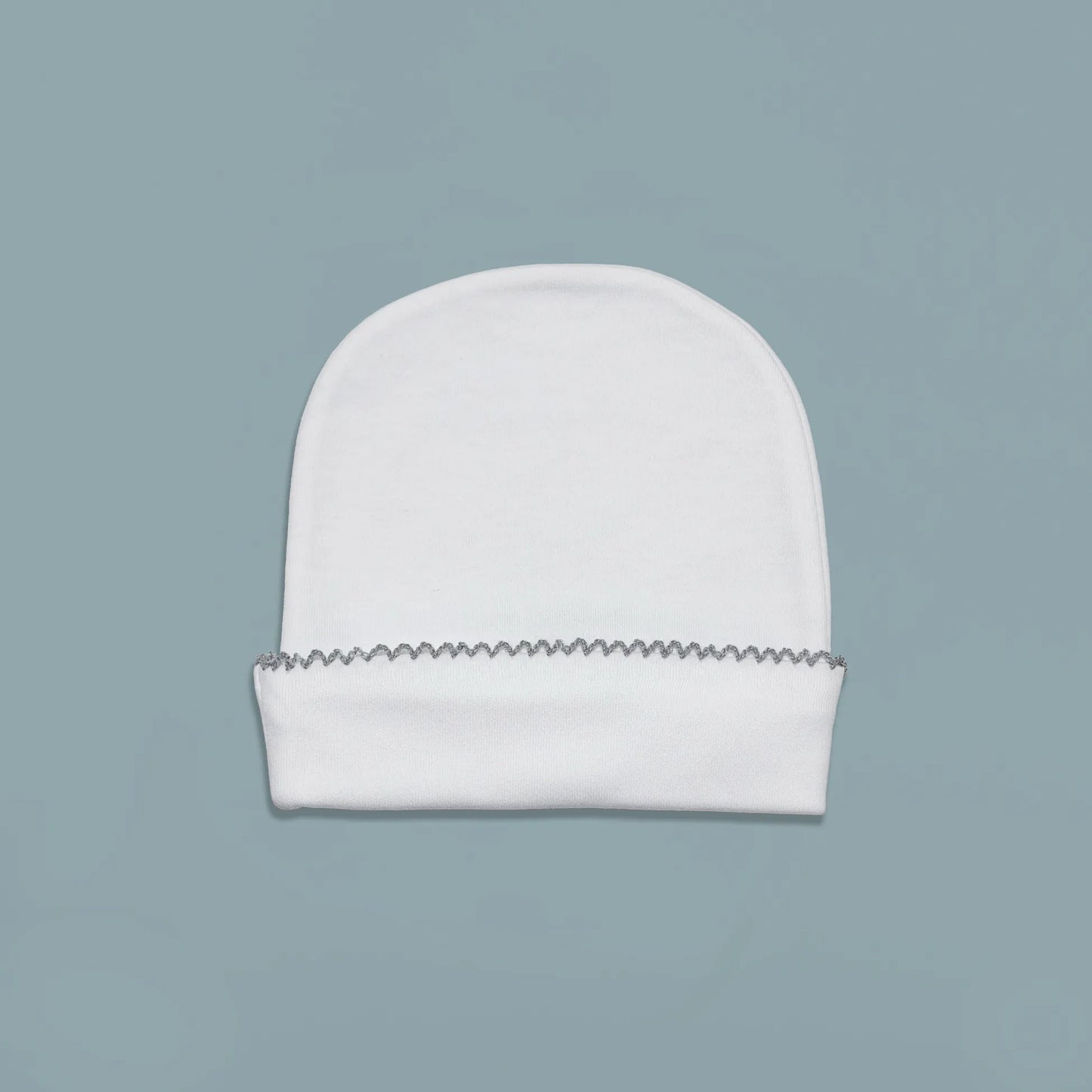 Gorro blanco con puntilla de color en el doblez gris
