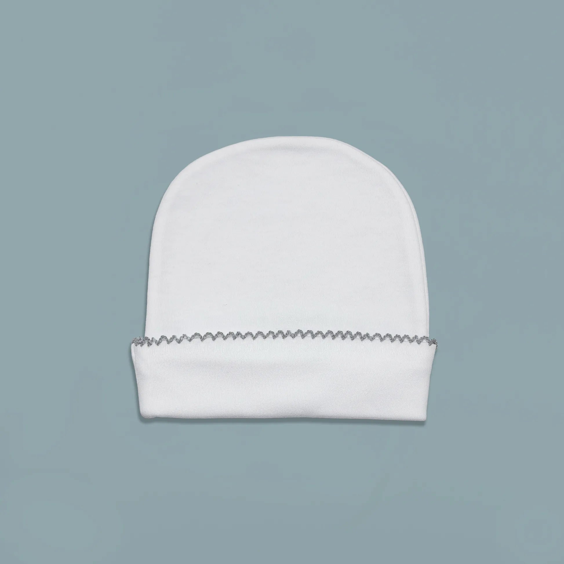 Gorro blanco con puntilla de color en el doblez gris
