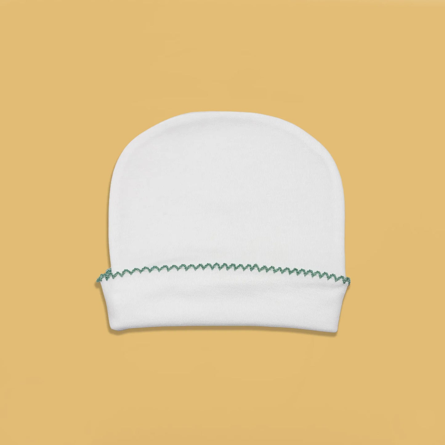 Gorro blanco con puntilla de color en el doblez verde