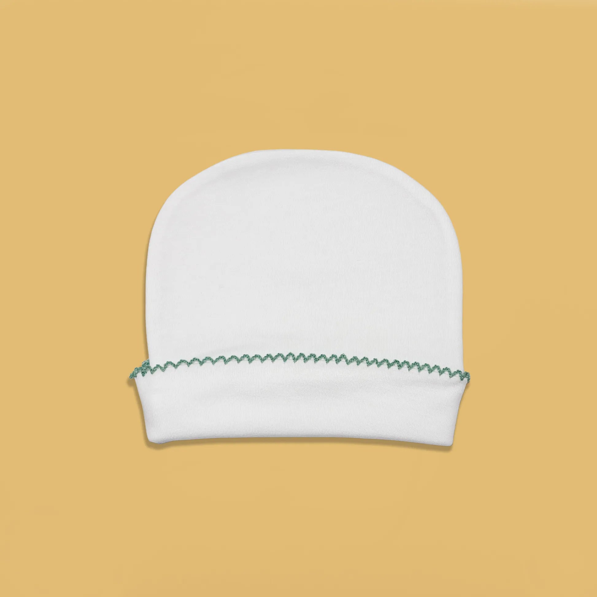 Gorro blanco con puntilla de color en el doblez verde