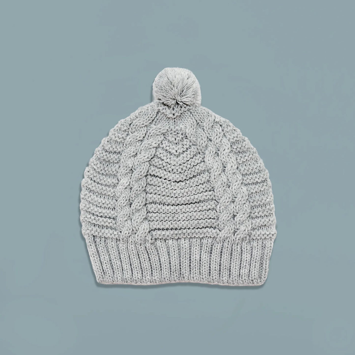Gorro de punto trenzado con pompón gris