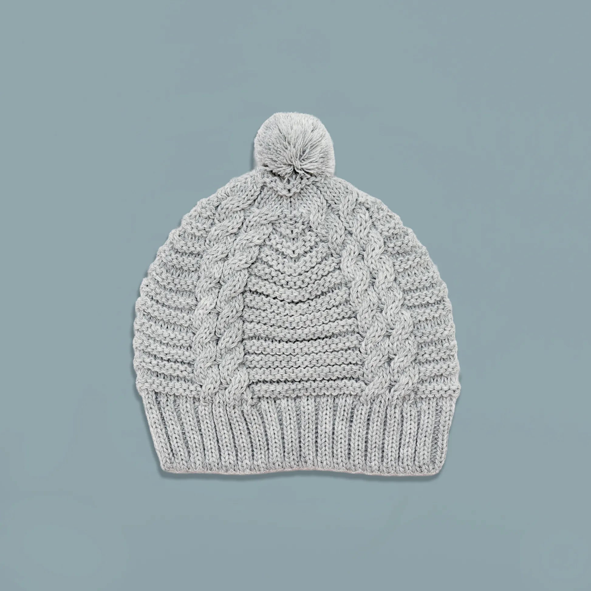 Gorro de punto trenzado con pompón gris