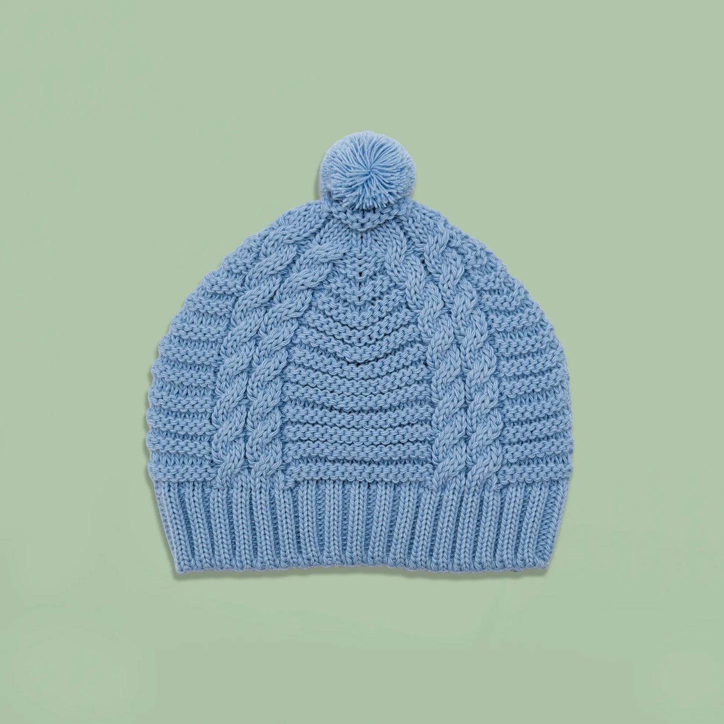 Gorro de punto trenzado con pompón cobalto