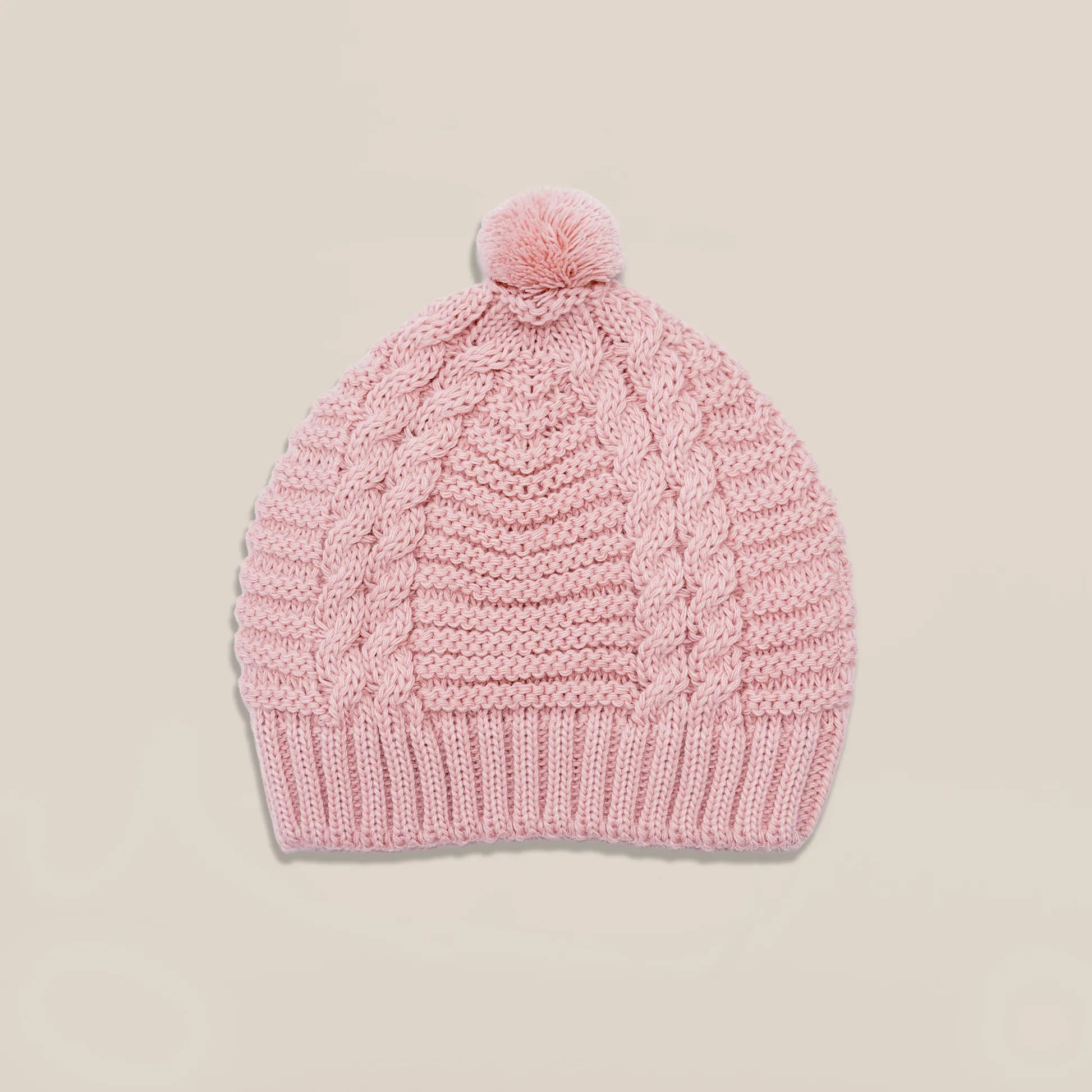 Gorro de punto trenzado con pompón rosa