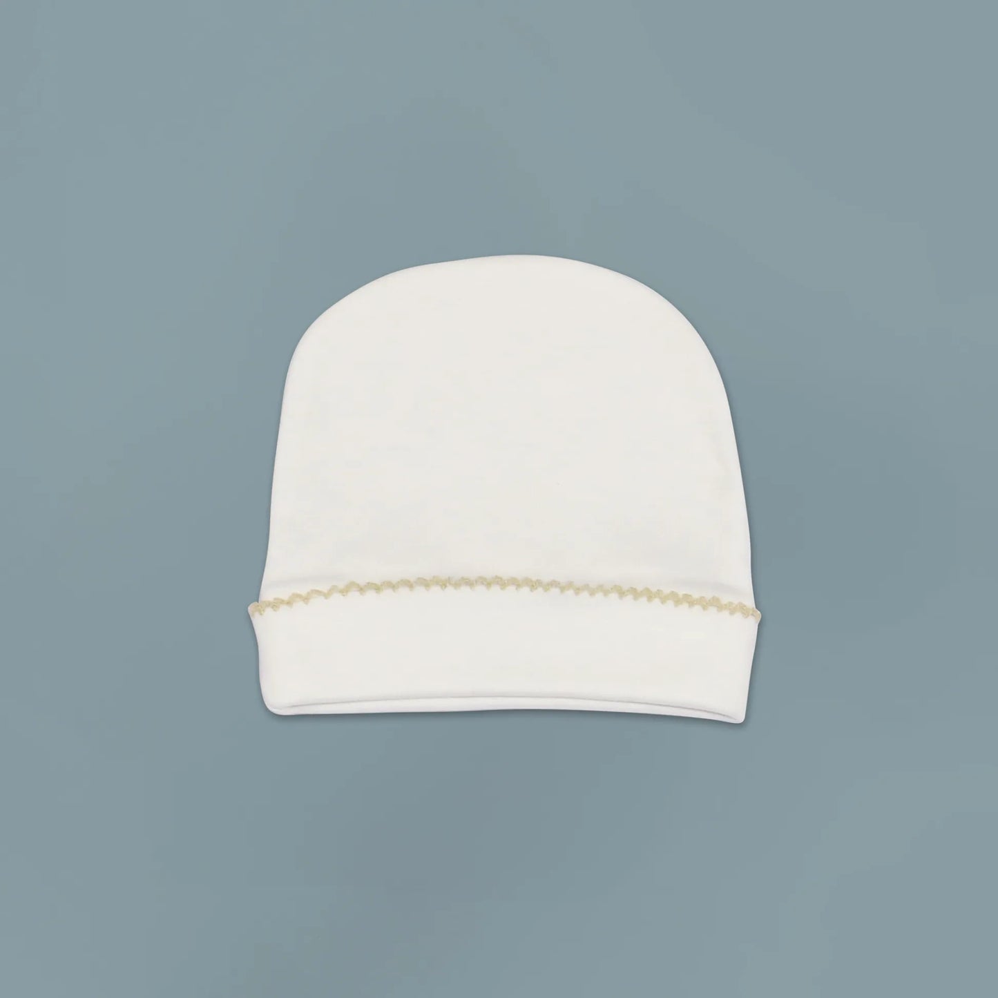 Gorro con puntilla en el doblez perla