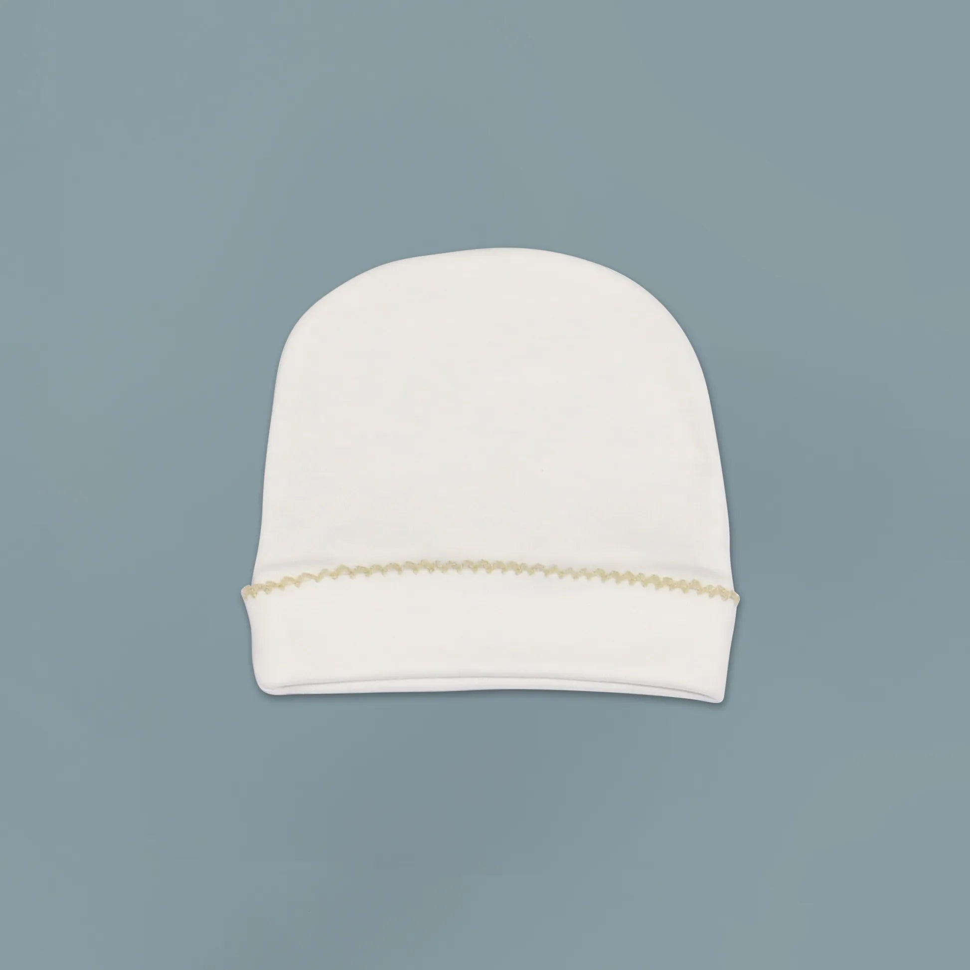 Gorro con puntilla en el doblez perla