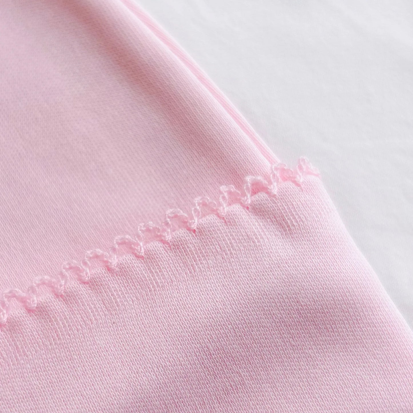 Detalle de gorro con puntilla en el doblez rosa