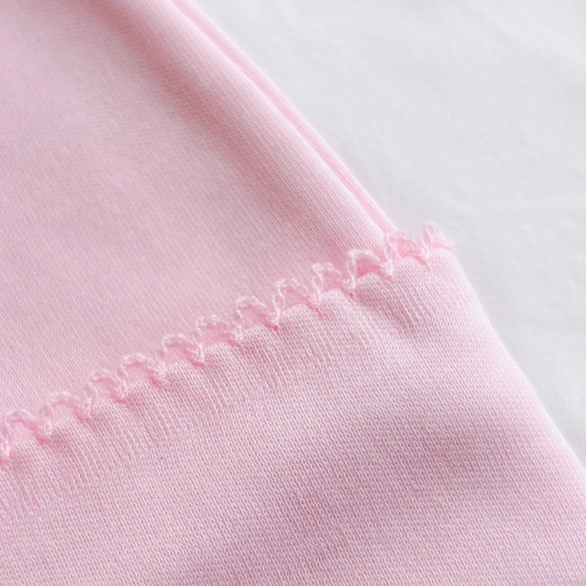 Detalle de gorro con puntilla en el doblez rosa
