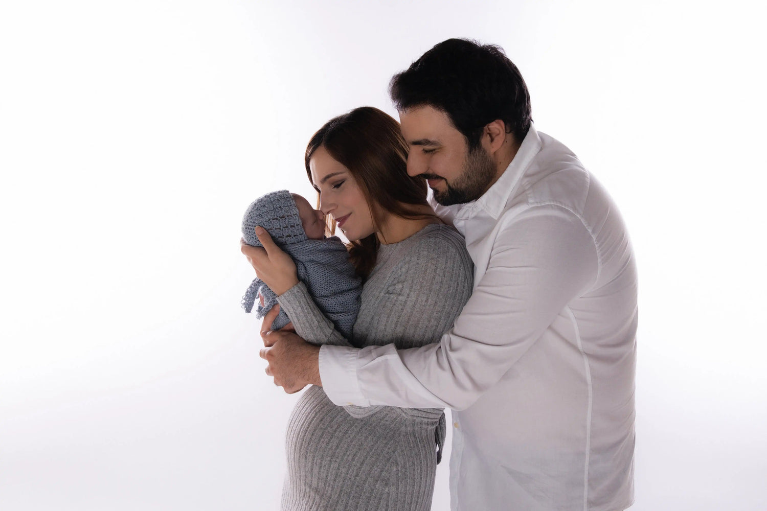 Helena y Diogo, fundadores de Lah Lah, con el hijo recién nacido Gabriel