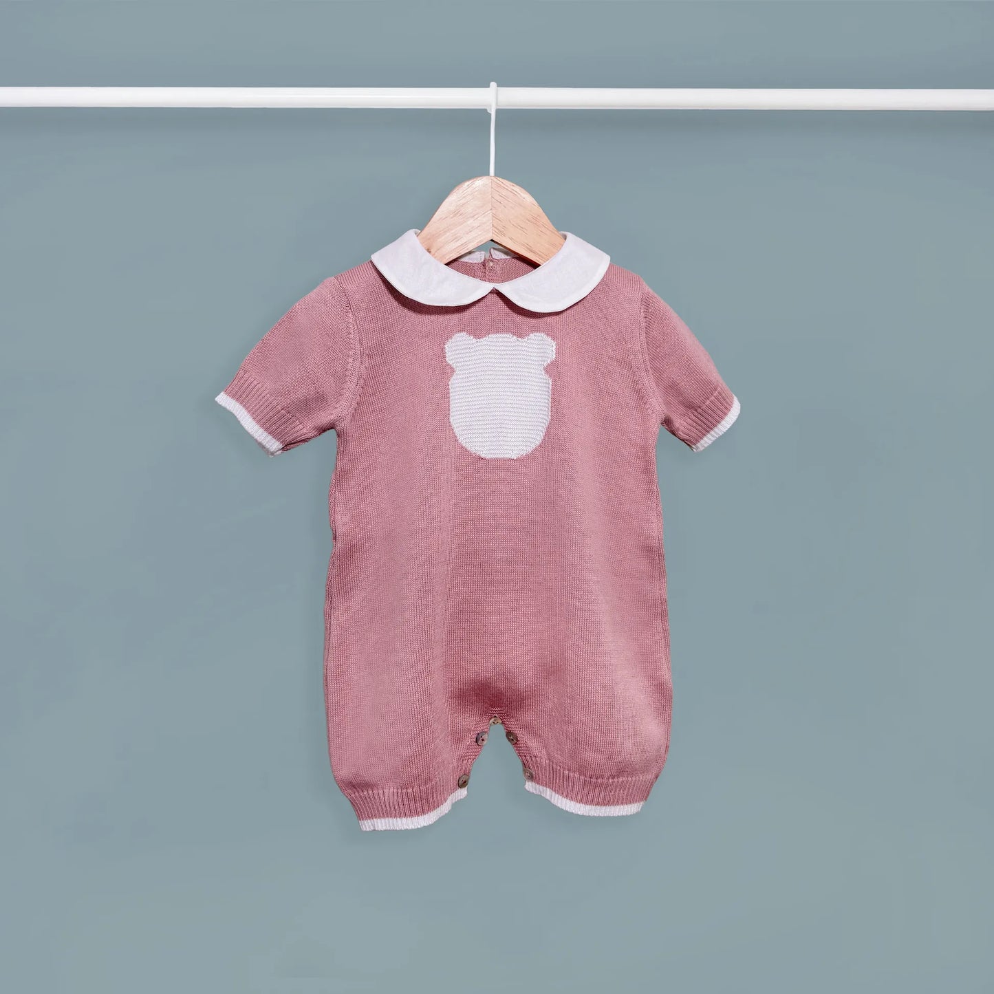 Mono de punto con cuello Peter Pan y motivo de osito rosa