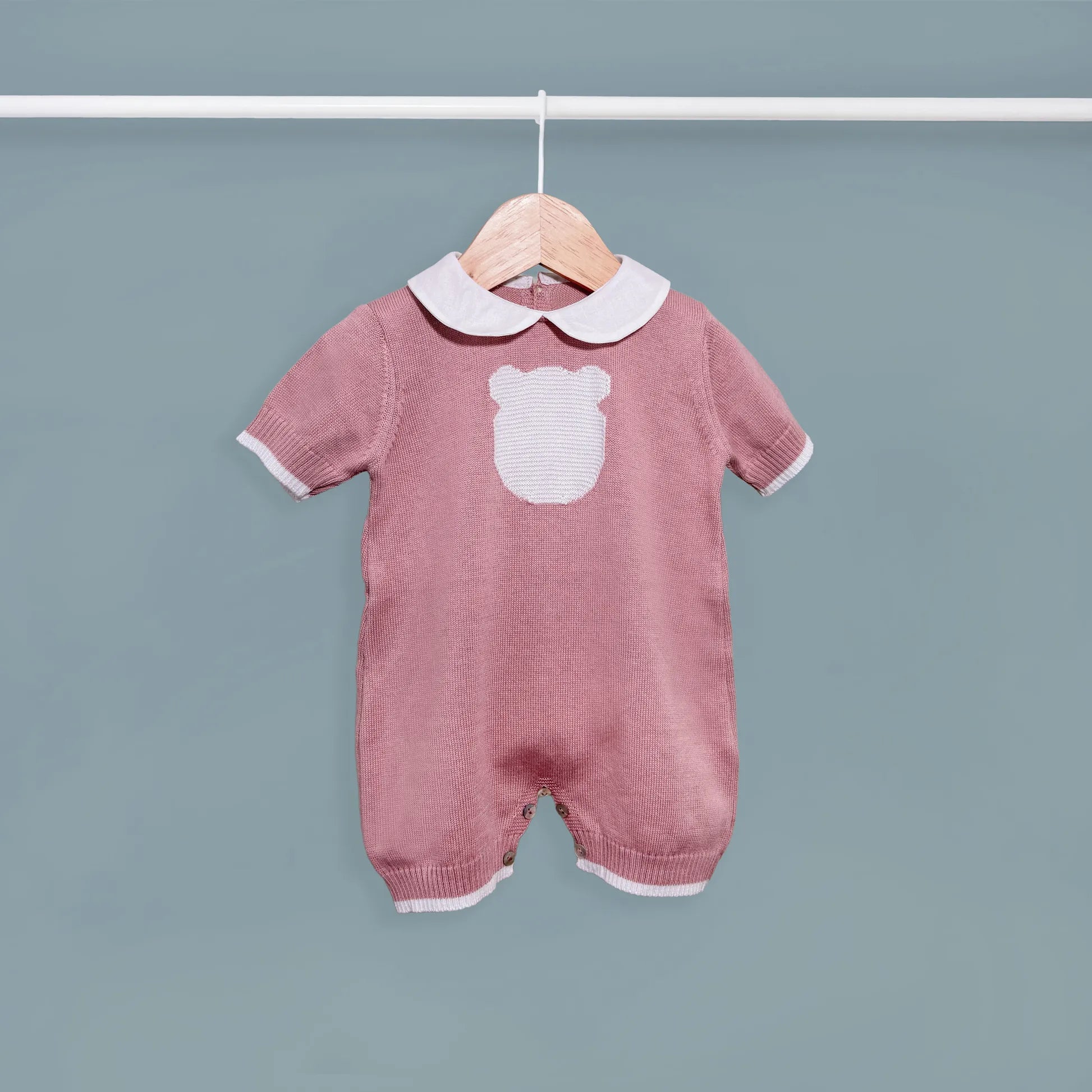 Mono de punto con cuello Peter Pan y motivo de osito rosa