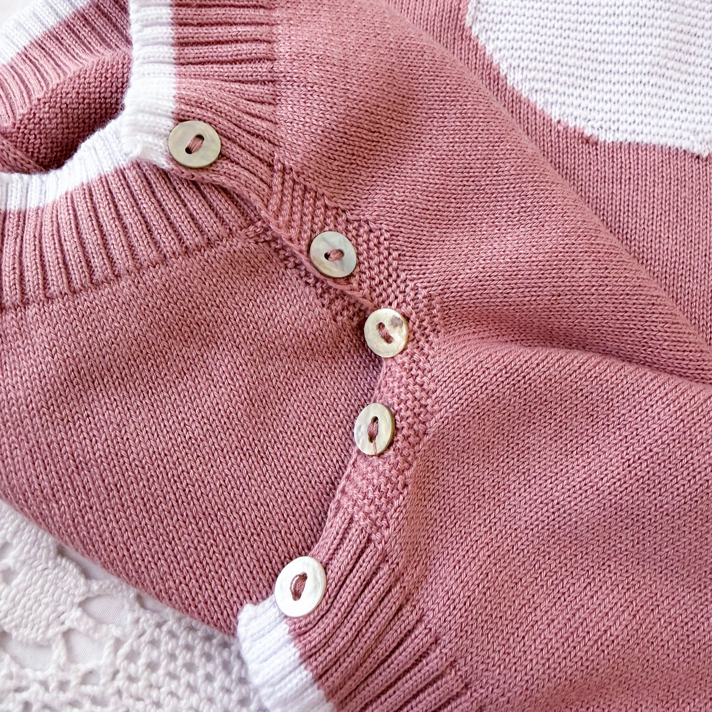 Detalle de mono de punto con cuello Peter Pan y motivo de osito rosa