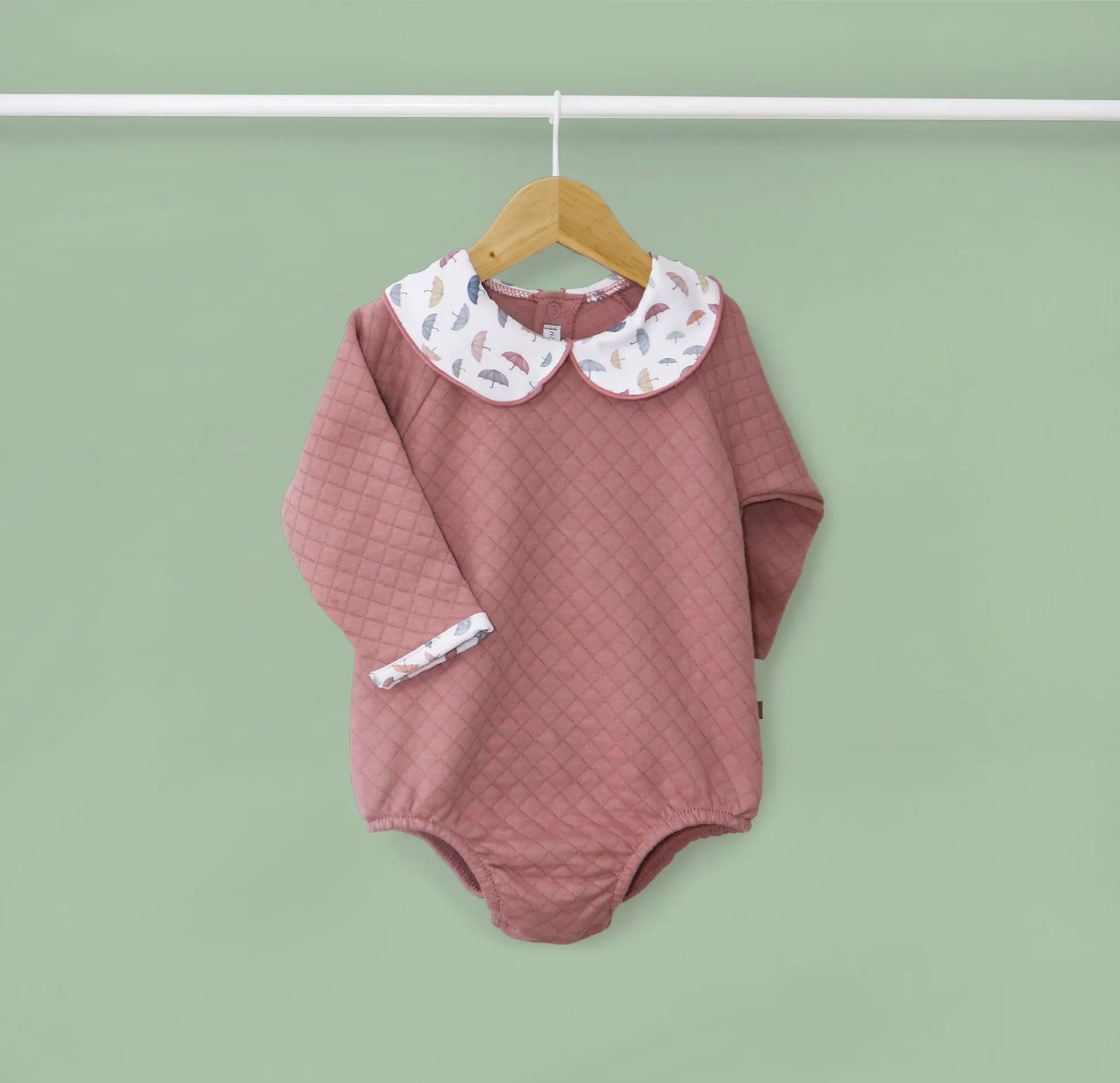 Pelele de niña con cuello redondo en contraste rosa