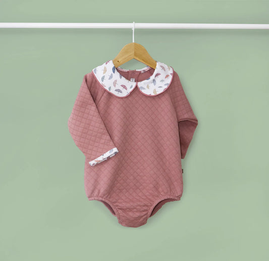 Pelele de niña con cuello redondo en contraste rosa