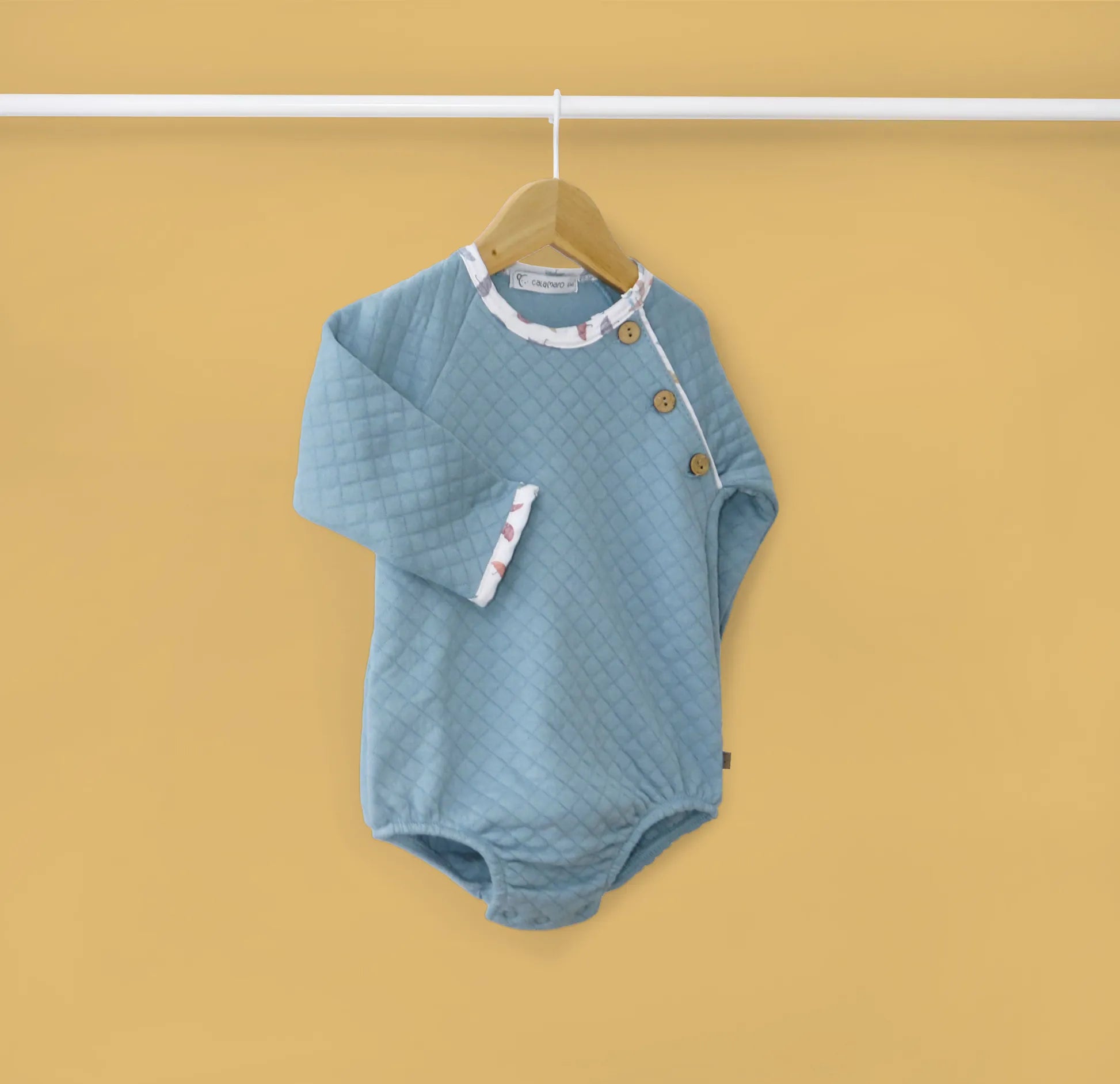 Pelele de niño con botones decorativos azul