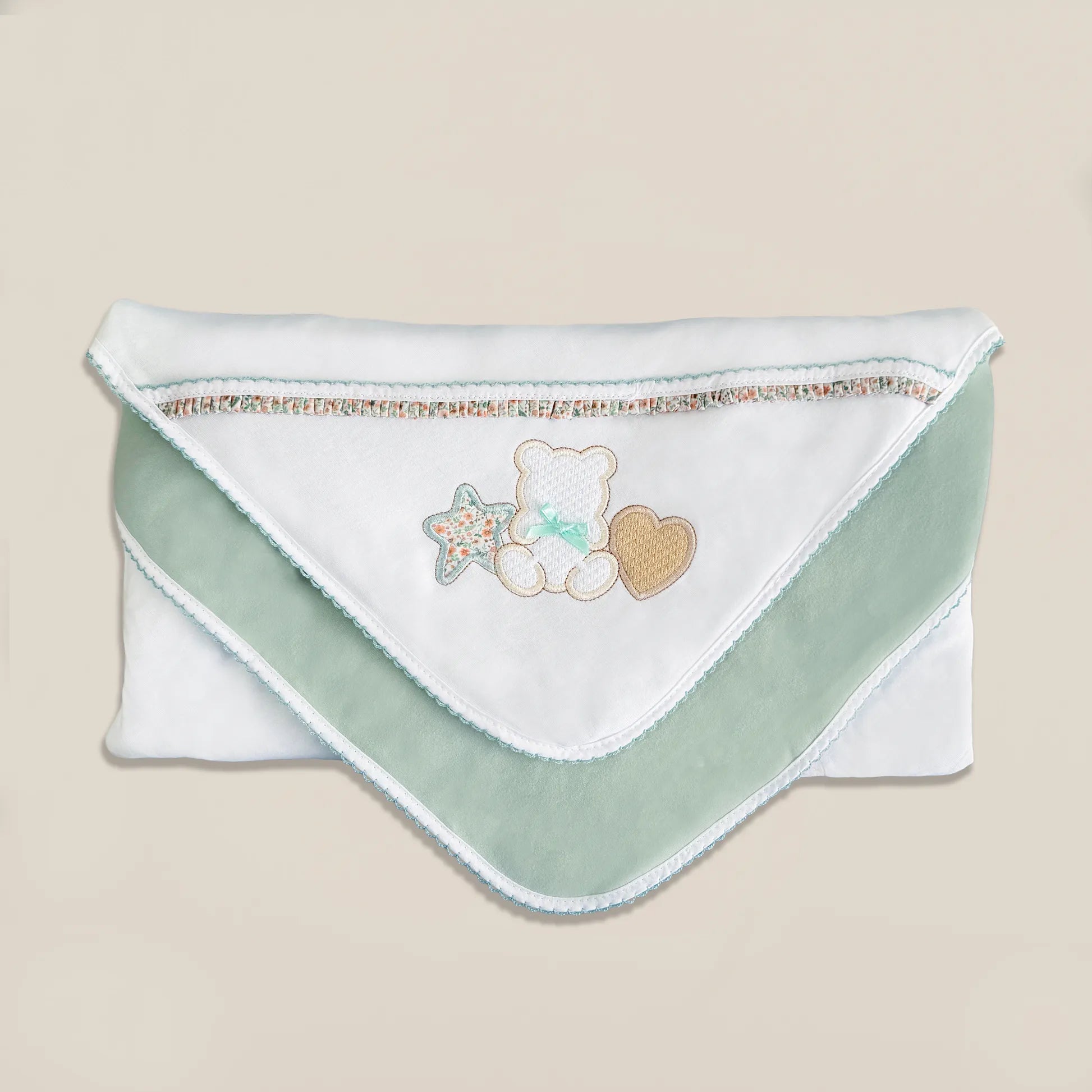 Manta de algodón con motivo de osito entre estrella y corazón verde
