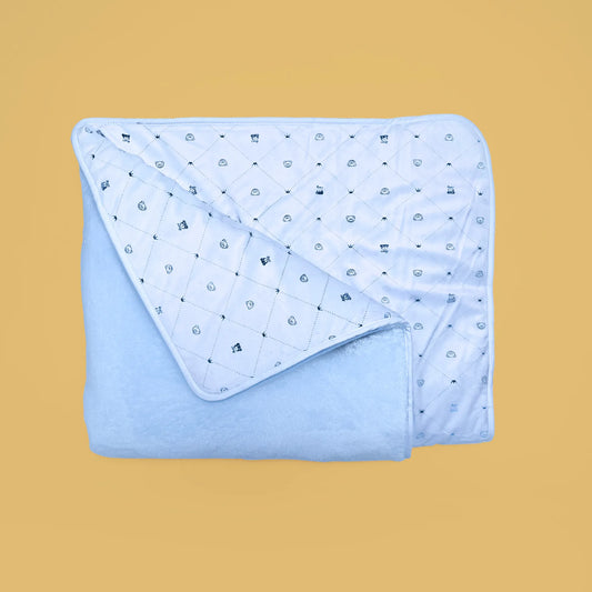 Manta de doble cara con estampado de ositos y rombos en un lado azul