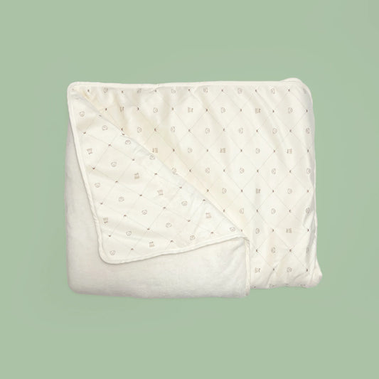 Manta de doble cara con estampado de ositos y rombos en un lado perla