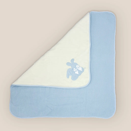 Manta con motivo de conejos de punto y lazo azul