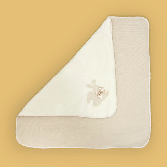 Manta con motivo de conejos de punto y lazo beige